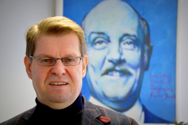 Ralf Stegner vor Portrait von Jochen Steffen