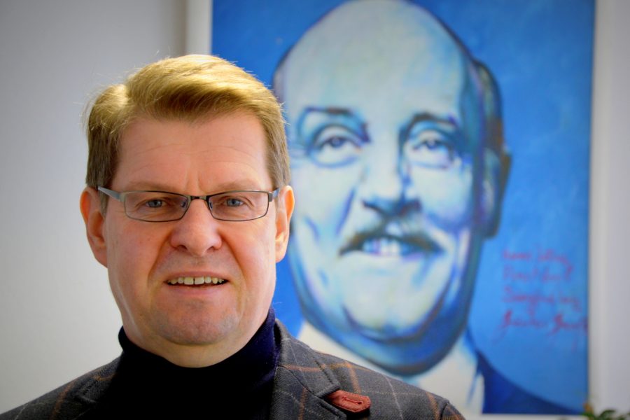 Ralf Stegner vor Portrait von Jochen Steffen